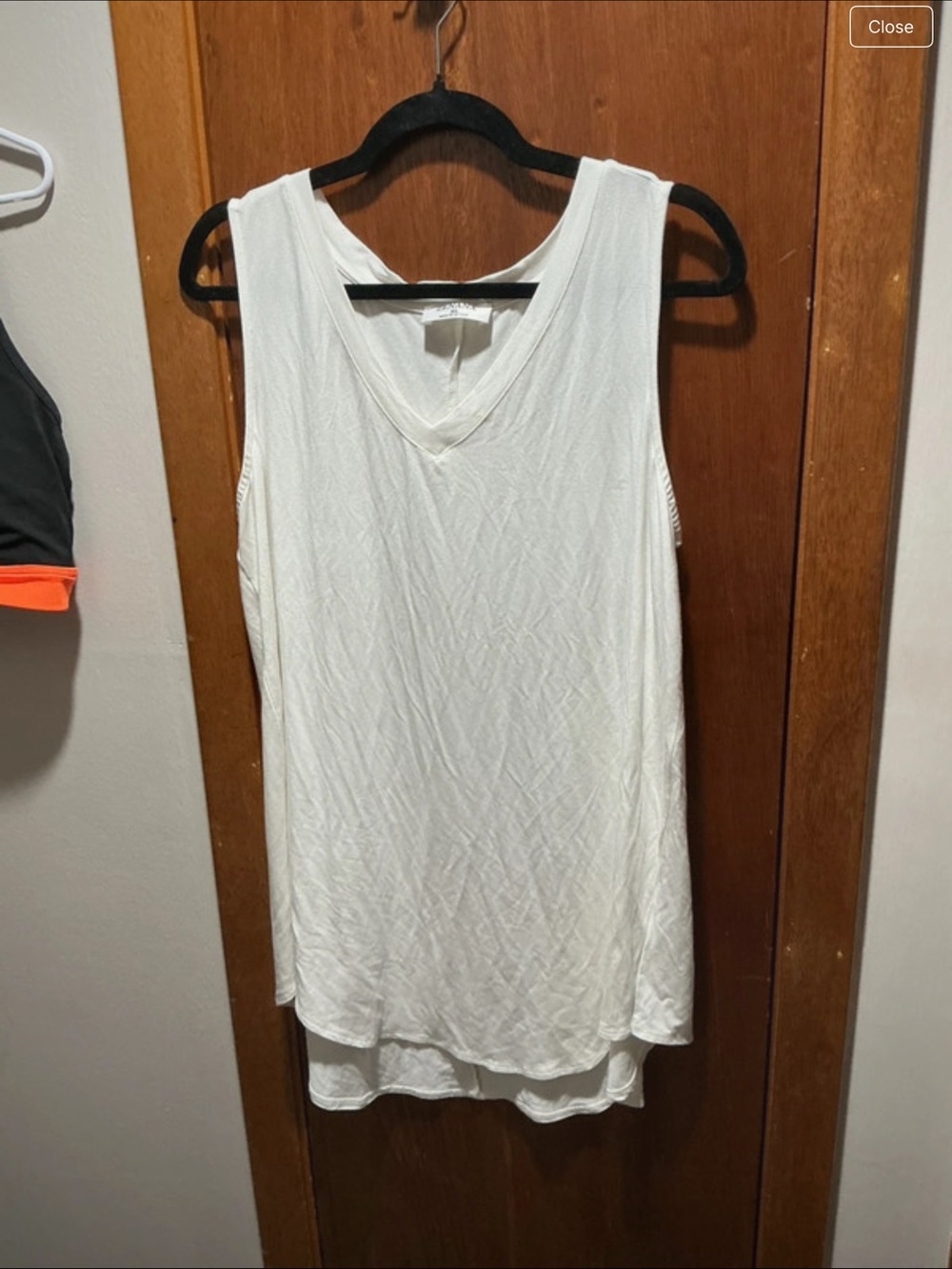 Zenana Outfitters White V-Neck Sleeveless Tunic Tank